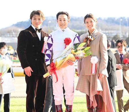 阿部一二三＆詩ドレスアップ　東京競馬場でプレゼンター