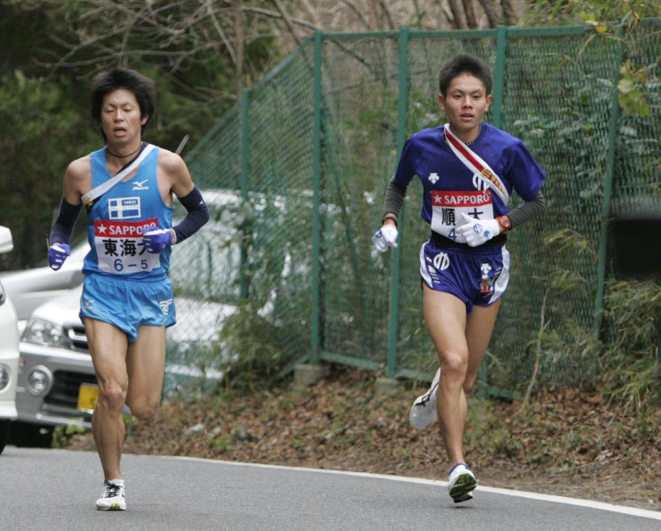 　２００７年の箱根駅伝、残り約７キロで東海大・石田和也（左）を抜いた順大・今井正人