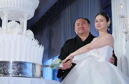 　披露宴で笑顔を見せる琴恵光（左）と新婦・由香利さん（撮影・吉澤敬太）