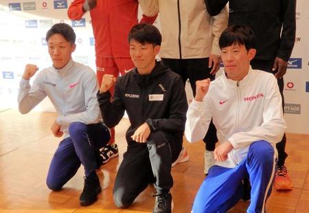 　写真に応じる（左から）土方英和、大塚翔平、小山直城