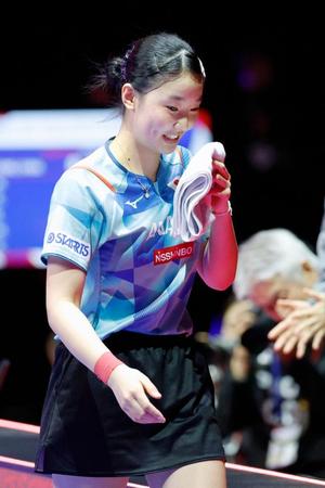 　香港戦の第１試合で勝利し、笑顔の張本美和