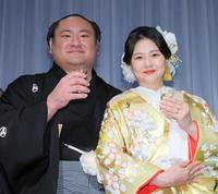 　披露宴で笑顔を見せる琴恵光（左）と新婦の由香利さん（撮影・吉澤敬太）