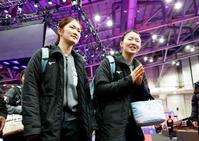 　香港を破って決勝進出を決め、引き揚げる張本美和（右）