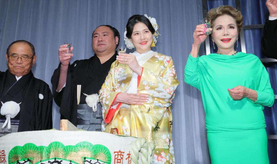 　デヴィ夫人（右端）らと乾杯する琴恵光（中央左）と由香利さん（撮影・吉澤敬太）