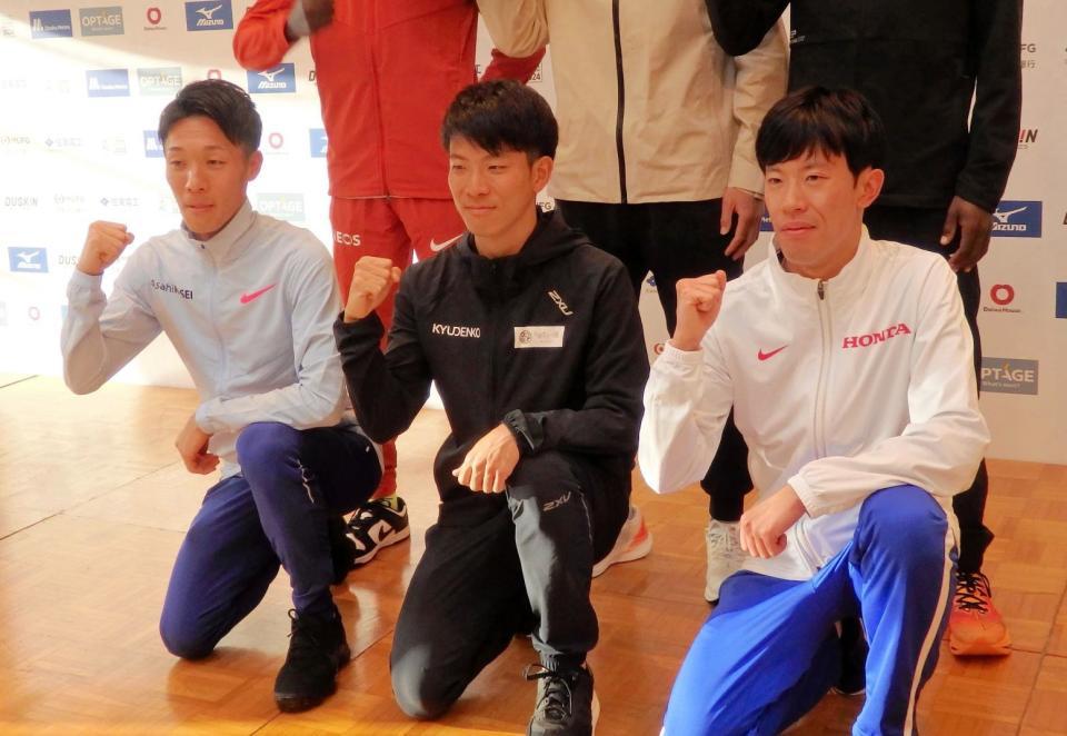 　写真に応じる（左から）土方英和、大塚翔平、小山直城