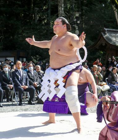 　和歌山県田辺市の熊野本宮大社で土俵入りを奉納する横綱照ノ富士関＝２４日午前