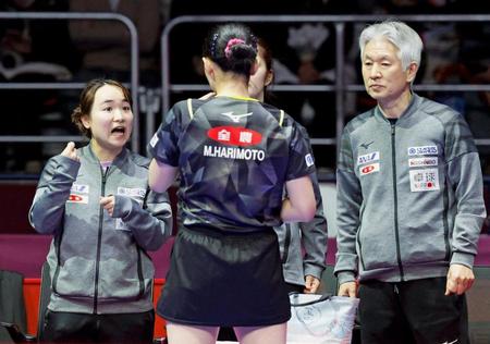 中国に劣勢の卓球女子日本「伊藤美誠監督」献身的なサポートにネット注目「理想の上司や」