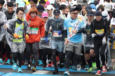 　計測チップを付けスタートする（左から）女と男・市川、女と男・ワダちゃん、（右から２人目）は兵藤大樹（撮影・中田匡峻）