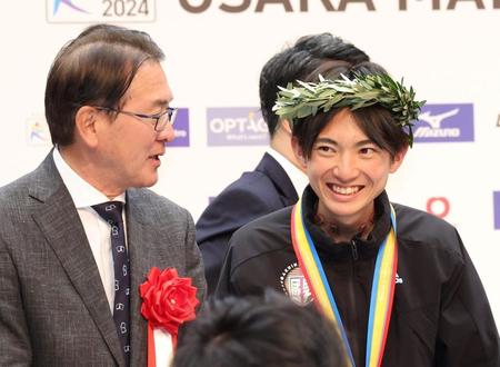 　優勝した国学院大・平林清澄（右）は日本陸上競技連盟ロードランニングコミッションリーダーの瀬古利彦氏から声をかけられ笑顔を見せる（撮影・中田匡峻）