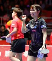 　中国戦の第３試合で王芸迪（左）を破り、喜ぶ平野美宇（共同）
