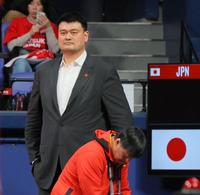 　コート脇で選手を見つめる元ＮＢＡのスターで中国バスケットボール協会の姚明（ヤオ・ミン）会長（撮影・吉澤敬太）