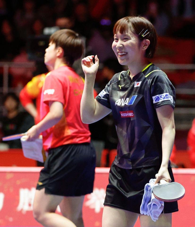 　中国戦の第３試合で王芸迪（左）を破り、喜ぶ平野美宇（共同）