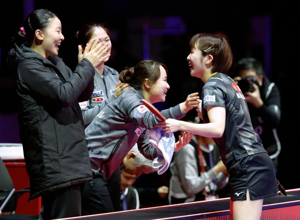 　中国戦の第３試合で勝利した平野美宇（右端）を迎える（左手前から）張本美和、伊藤美誠（共同）