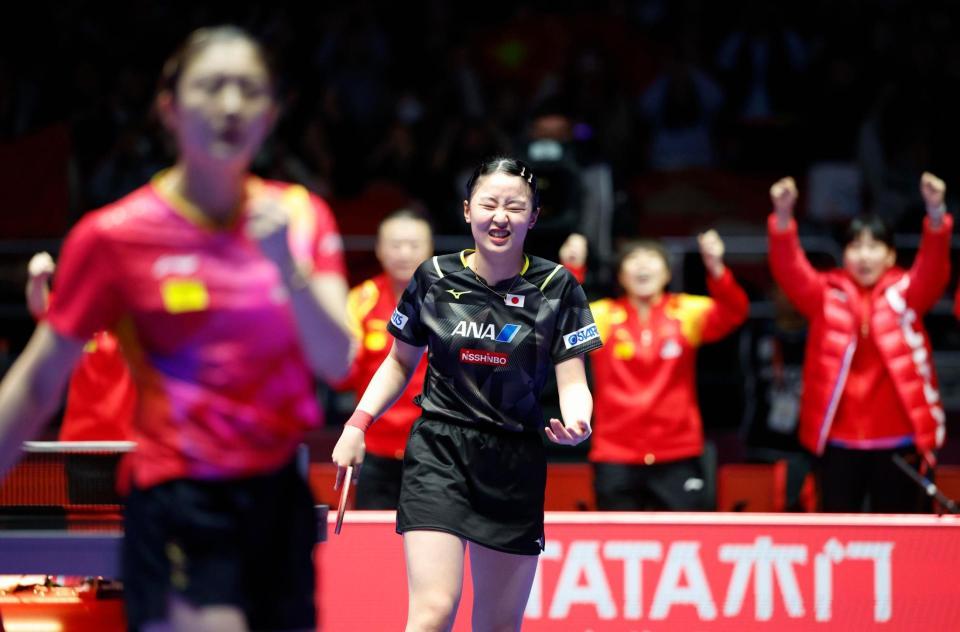 　中国戦の第５試合で陳夢（手前）にポイントを奪われた張本美和（共同）