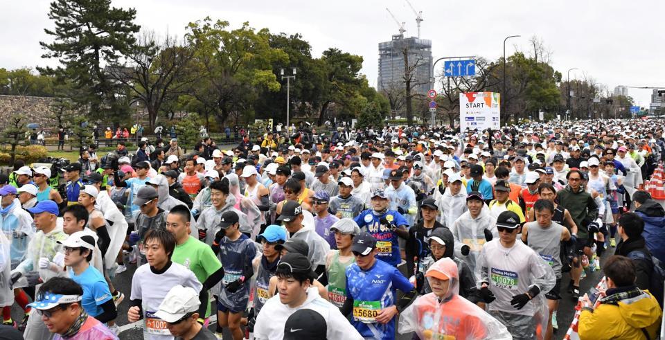 　一斉にスタートするランナーたち（撮影・中田匡峻）