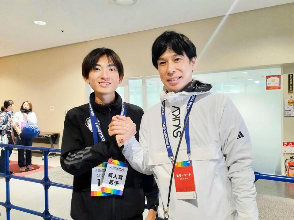 　レース後に笑顔で写真に応じる（左から）平林清澄、前田康弘監督