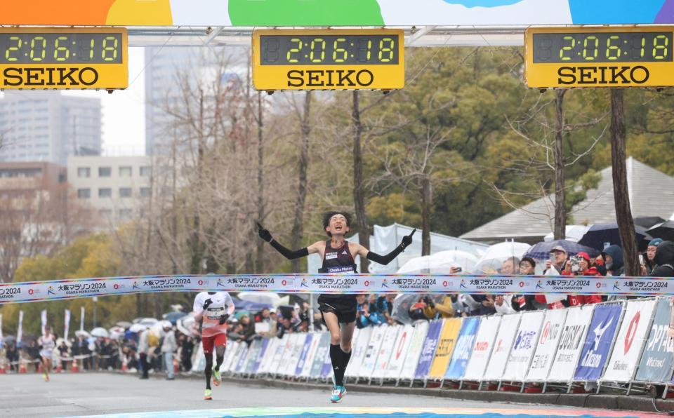 　２時間６分１８秒でゴールした国学院大・平林清澄（撮影・中田匡峻）