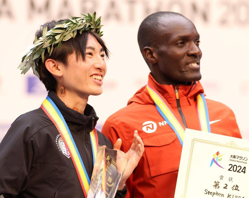 　記念撮影で笑顔を見せる国学院大・平林清澄（左）。右は２位のスティーブン・キッサ（撮影・中田匡峻）