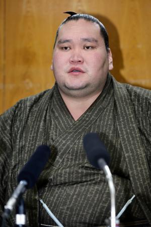 　大相撲春場所の番付が発表され、記者会見する横綱照ノ富士＝２６日、大阪市東成区