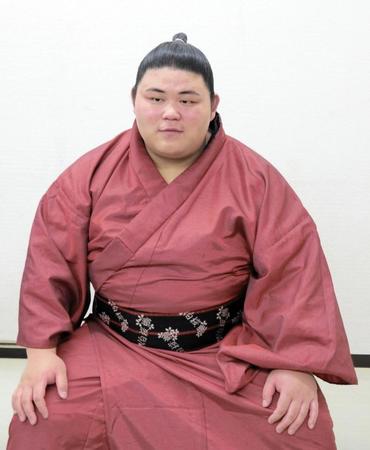 　初めてマゲ姿を披露し、取材に応じる伯桜鵬