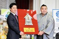 　吉村洋文大阪府知事（左）から優勝楯を贈呈される霧島