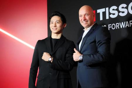 　ＣＥＯのシルヴァン・ドラ氏（右）と記念撮影する河村