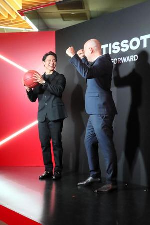 　ＣＥＯのシルヴァン・ドラ氏（右）と笑顔で会話する河村