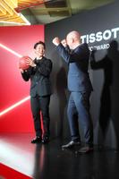 　ＣＥＯのシルヴァン・ドラ氏（右）と笑顔で会話する河村