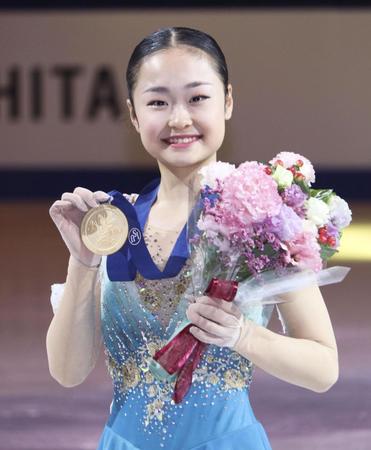 　メダルを手に笑顔を見せる女子で優勝した島田麻央（共同）