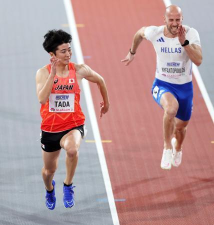 　陸上の世界室内選手権の男子６０メートル予選で走る多田修平（左）＝グラスゴー（ゲッティ＝共同）