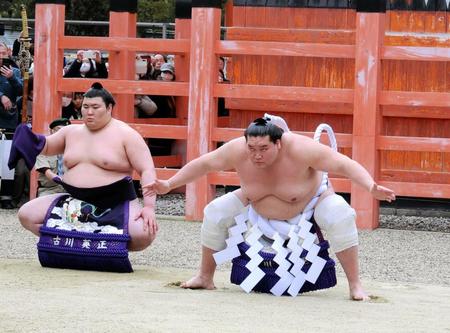 　横綱土俵入りを奉納する照ノ富士（右、左は太刀持ちの熱海富士）