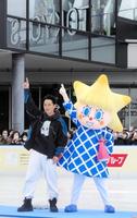 　ソラカラちゃんと写真に応じる高橋大輔さん
