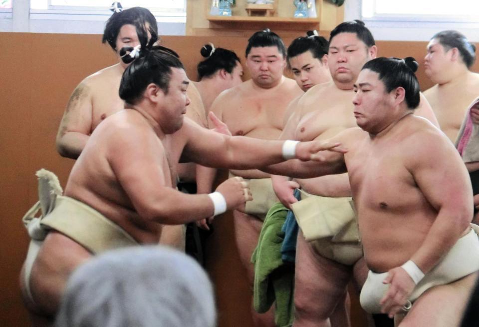 　時津風一門の連合稽古で相撲をとる霧島（左）と若元春