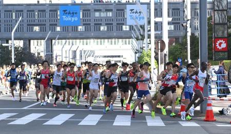 　東京マラソン２０２４を走り出した男子選手たち（撮影・伊藤笙子）