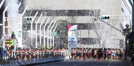 【写真】東京マラソン　ペースメーカーが給水で立ち止まる姿にＳＮＳ怒り　和田正人も指摘「本当に危険」