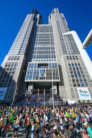 　東京マラソンで都庁前を一斉にスタートするランナー