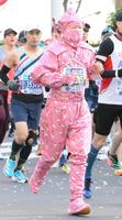 　忍者装束で東京マラソン２０２４を走るランナー（撮影・伊藤笙子）