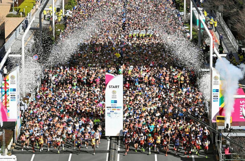 　東京マラソンで都庁前を一斉にスタートするランナー（代表撮影）