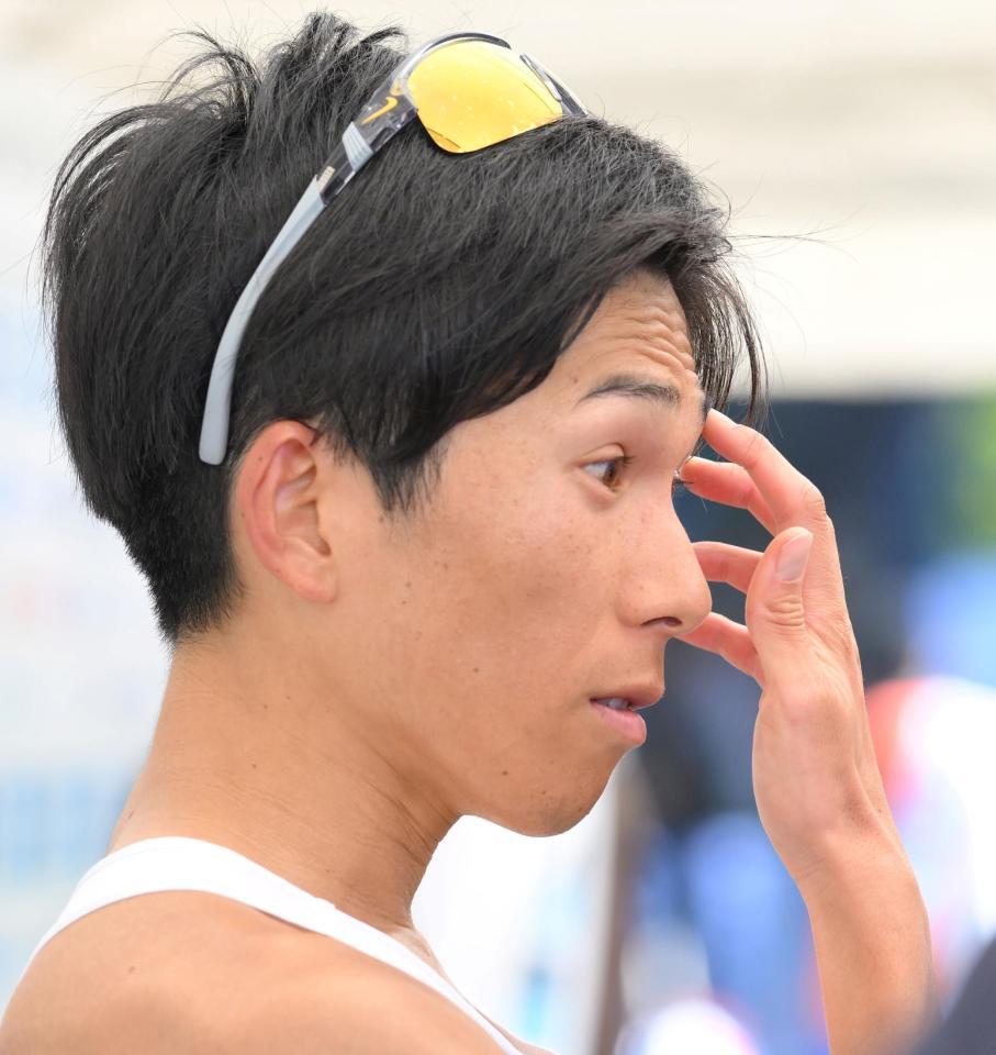 　レース後、取材に応じる鈴木健吾（撮影・伊藤笙子）