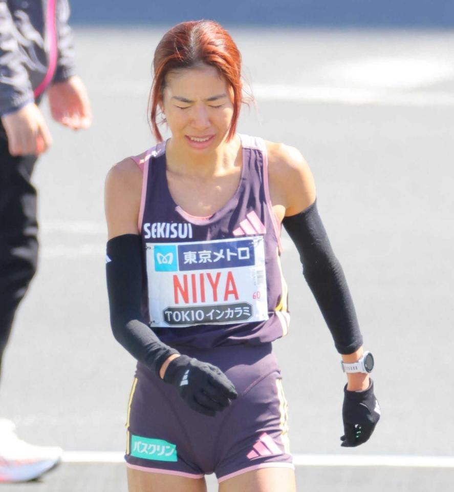 　ゴール後に顔をゆがめる新谷仁美