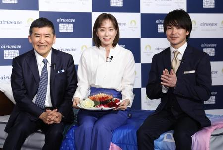 　高岡本州会長（左）、内村航平さん（右）に誕生日を祝福されて笑顔を見せる石川佳純さん（撮影・西岡正）