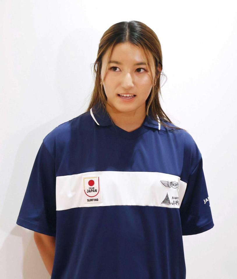 　サーフィンのワールドゲームズから帰国し、取材に応じる女子の松田詩野＝５日、羽田空港