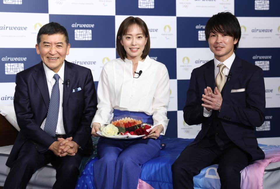 　高岡本州会長（左）、内村航平さん（右）に誕生日を祝福されて笑顔を見せる石川佳純さん（撮影・西岡正）