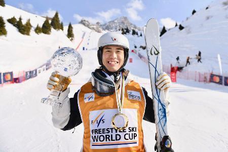 　フリースタイルスキー・モーグルのＷ杯で種目別優勝し、笑顔の堀島行真＝アルマトイ（Ａｎｄｒｅｙ　Ｋｕｌａｇｉｎ撮影・共同）