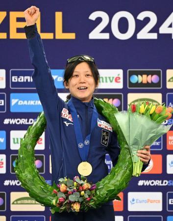 　スピードスケート世界選手権のスプリント部門女子で総合優勝を果たした高木美帆＝８日、ドイツ・インツェル（共同）