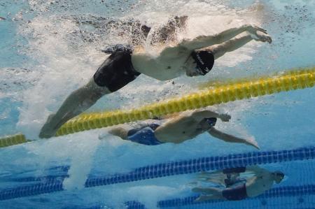　男子１００メートルバタフライ（視覚障害Ｓ１１）　力泳する（手前から）木村敬一と富田宇宙。派遣基準記録を突破しパリ・パラ代表に内定した＝静岡県富士水泳場