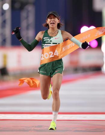 　名古屋ウィメンズマラソンで１位でゴールする安藤友香