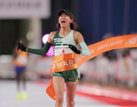 　名古屋ウィメンズマラソンで１位でゴールする安藤友香