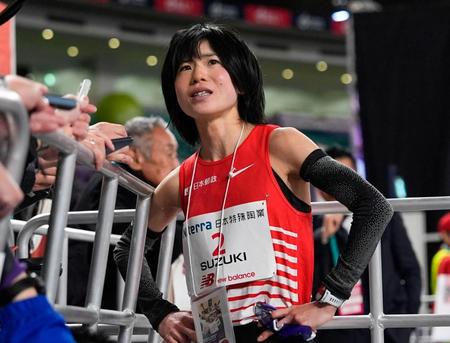 　３位でゴールし、取材に応じる鈴木亜由子