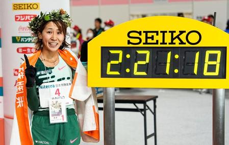 　２時間21分18秒で優勝し、笑顔でポーズをとる安藤友香